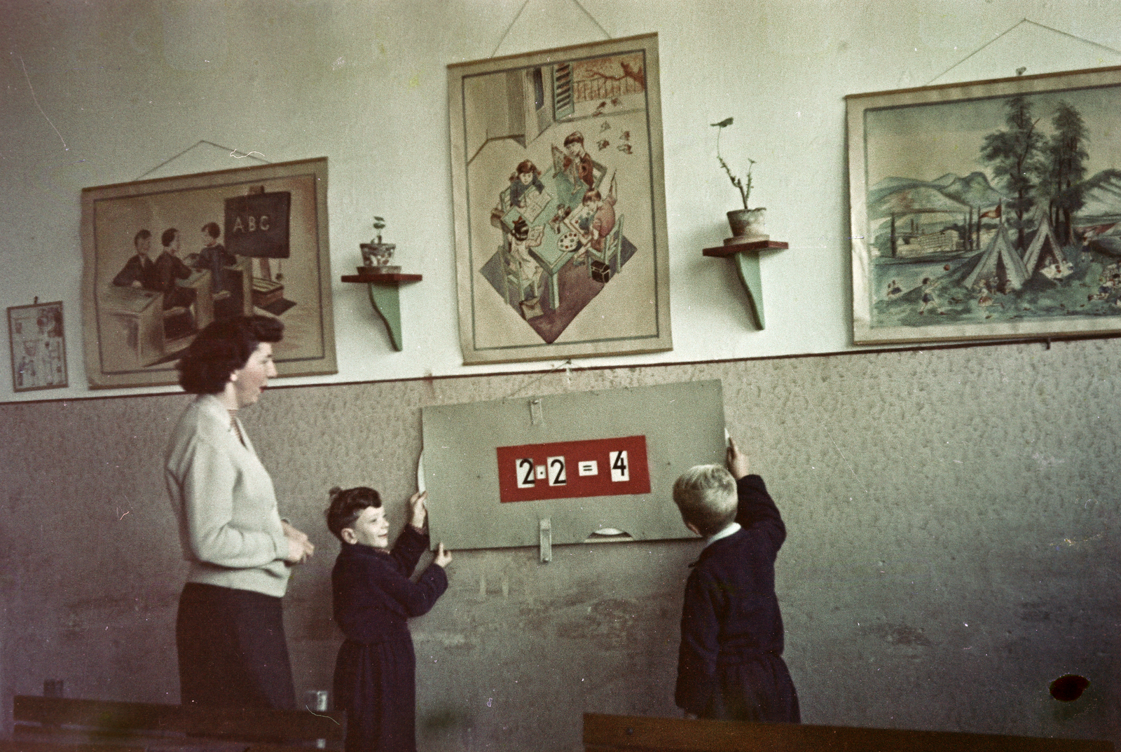 Magyarország, Budapest XIII., Nővér (Kilián György) utca 15-17. Általános Iskola (később Németh László Gimnázium)., 1955, Reményi József, Budapest, diák, tábla, tanár, tanterem, színes, Best of, Fortepan #258675