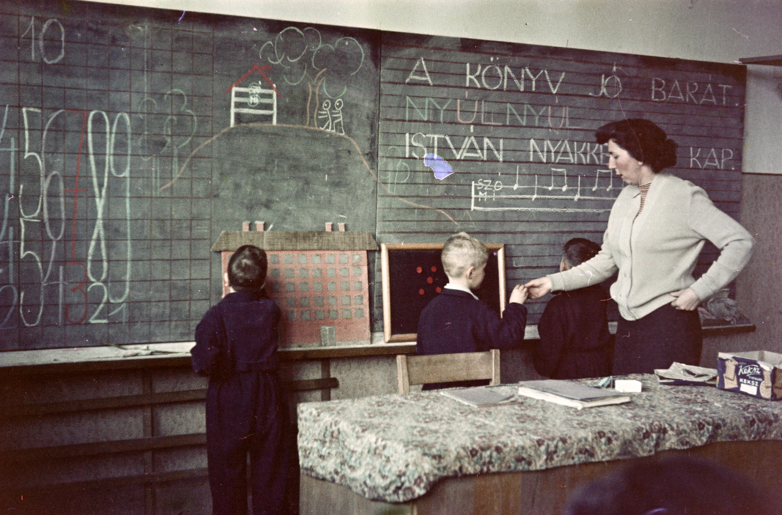 Hungary, Budapest XIII., Nővér (Kilián György) utca 15-17. Általános Iskola (később Németh László Gimnázium)., 1955, Reményi József, Budapest, label, student, teacher, blackboard, colorful, Fortepan #258676