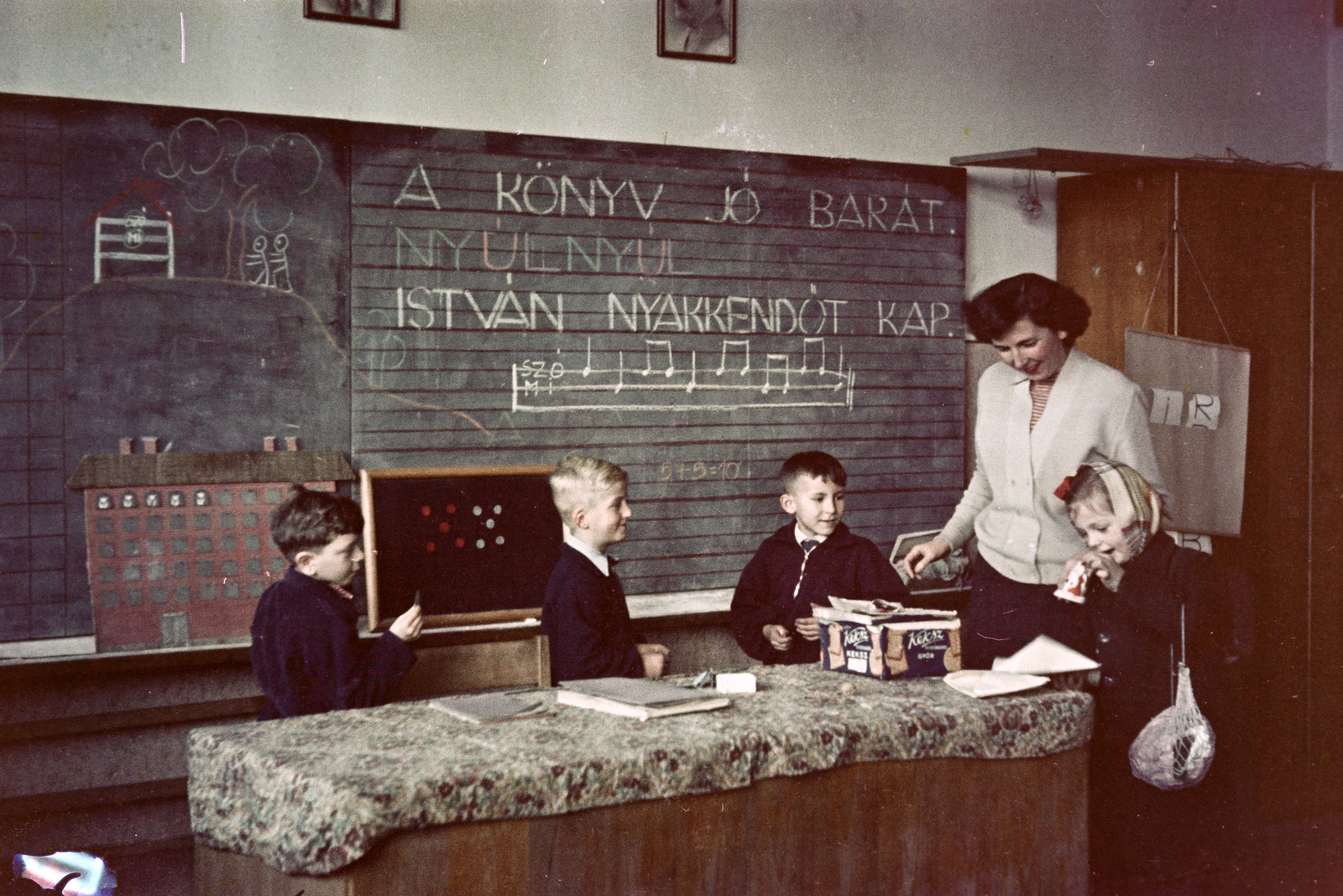 Hungary, Budapest XIII., Nővér (Kilián György) utca 15-17. Általános Iskola (később Németh László Gimnázium)., 1955, Reményi József, Budapest, student, teacher, string bag, blackboard, classroom, colorful, Fortepan #258677