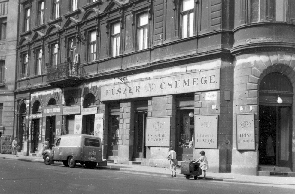 Hungary, Budapest IX., Lónyay (Szamuely) utca - Czuczor utca sarok., 1964, Ferencvárosi Helytörténeti Gyűjtemény, sign-board, Gerrman brand, street view, Framo-brand, dairy, Budapest, grocery store, Közért Company, Fortepan #25868