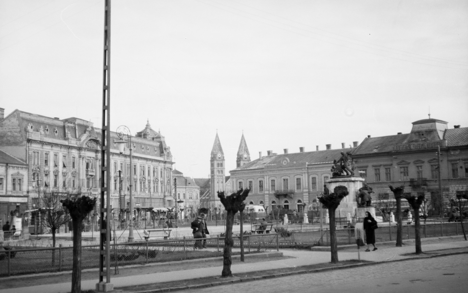 Magyarország, Nyíregyháza, Hősök tere, jobbra a Hősök szobra (Kisfaludi Strobl Zsigmond, 1928.). Háttérben szemben a Kossuth téren a római katolikus székesegyház., 1955, Reményi József, szoborcsoport, templom, akácfa, Fortepan #258688