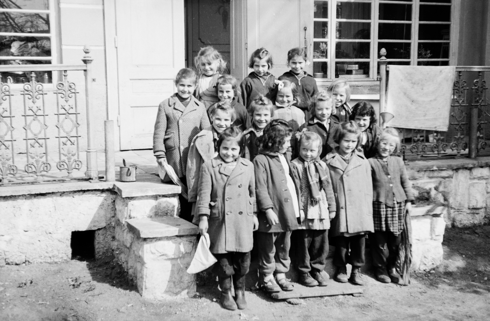 1955, Reményi József, tableau, stairs, sunshine, smile, girls, coat, Fortepan #258690