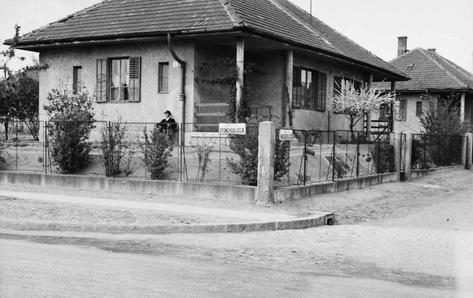 Hungary, Budapest XIII., Gyöngyösi utca 76. (ekkor 74.) - Kedves utca 42. sarok., 1955, Reményi József, Budapest, cornerhouse, house, venetian blind, street name sign, chain-link fence, Fortepan #258691