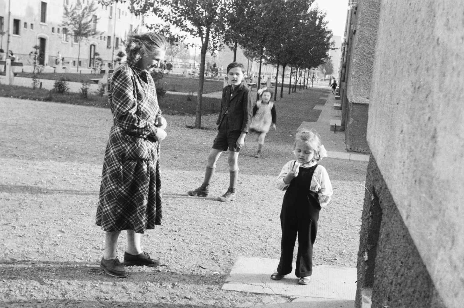 Magyarország, Budapest XIII., háztömbök a Gyermek tér - Kedves Utca - Gyöngyösi utca - Béke utca határolta területen., 1955, Reményi József, Budapest, utcakép, kislány, gyerekek, lakótelep, nagyszülő, Fortepan #258692