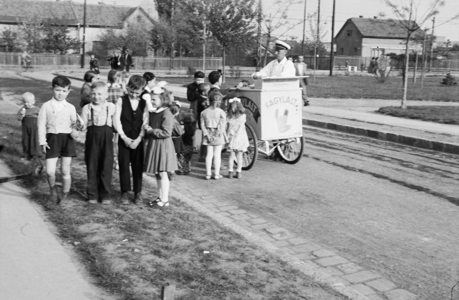 Hungary, Budapest XIII., Gyermek tér, háttérben a Béke utca házai a Dolmány utca torkolatánál., 1955, Reményi József, Budapest, kids, peaked cap, ice cream seller, tricycle, Fortepan #258694