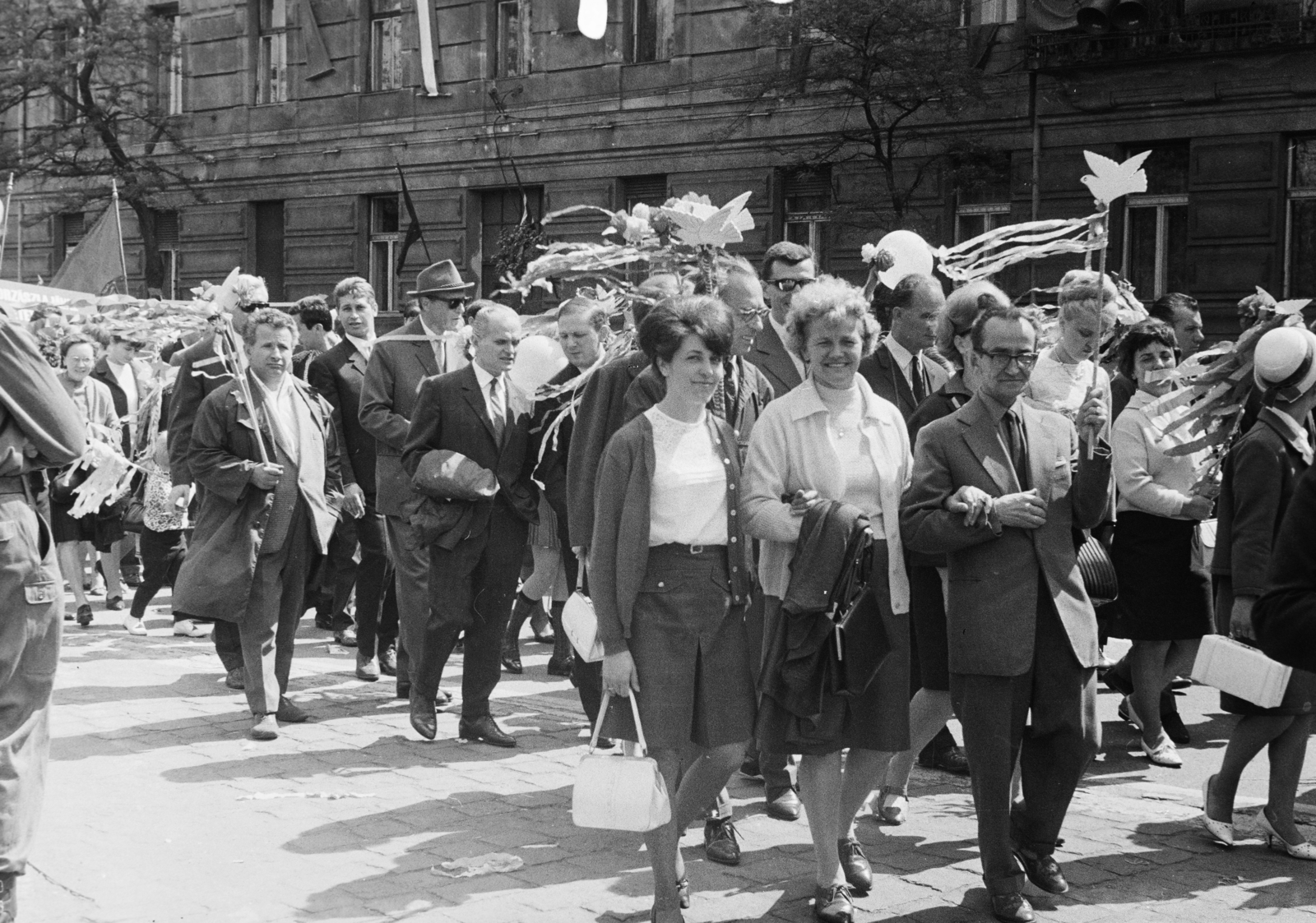 Hungary, Budapest XIV., Ajtósi Dürer sor, május 1-i felvonulás résztvevői a 9-es számú épület előtt., 1967, Reményi József, dove of peace, Budapest, Fortepan #258713