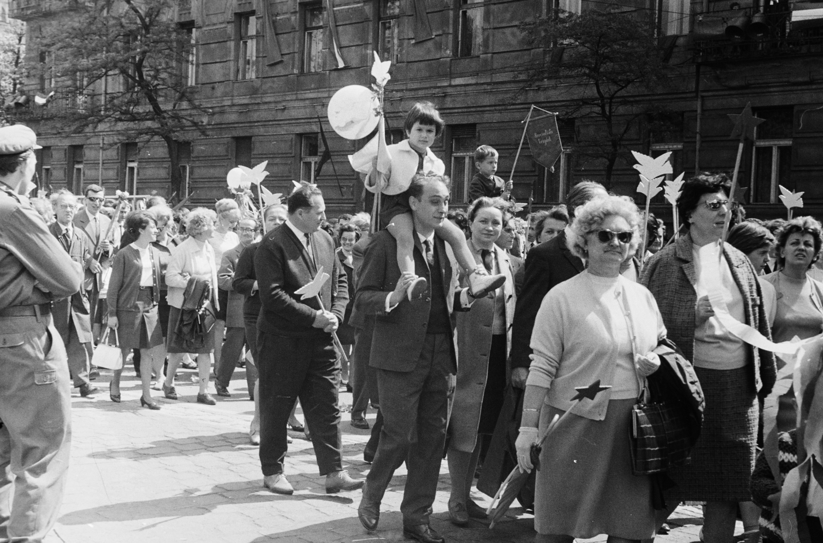 Magyarország, Budapest XIV., Ajtósi Dürer sor, május 1-i felvonulás résztvevői a 9-es számú épület előtt., 1967, Reményi József, Budapest, Fortepan #258714