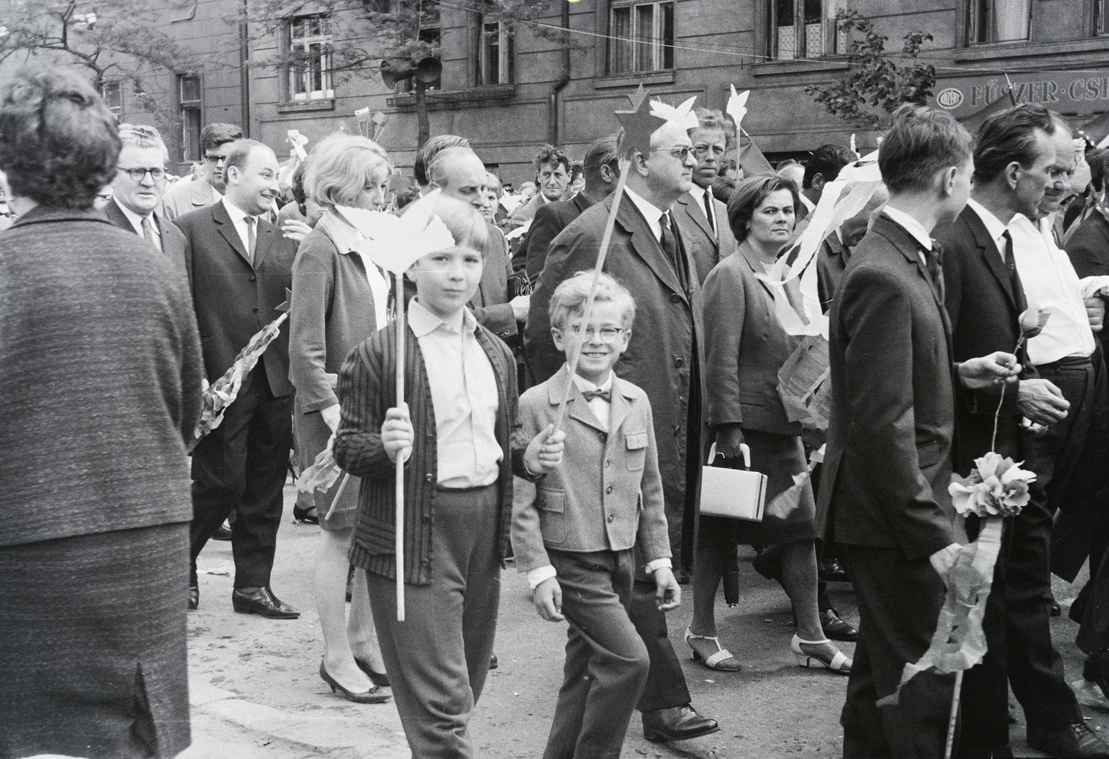 Hungary, Budapest XIV., Ajtósi Dürer sor, május 1-i felvonulás résztvevői a Cházár András utca közelében., 1967, Reményi József, Budapest, Fortepan #258717