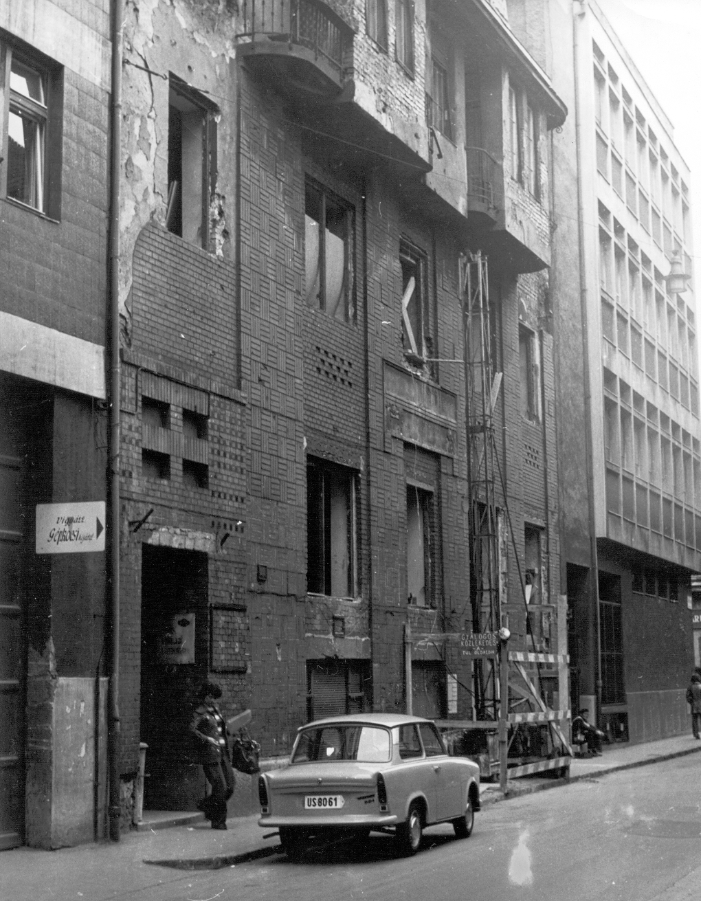 Hungary, Budapest IX., Thaly Kálmán utca 39., 1979, Ferencvárosi Helytörténeti Gyűjtemény, German brand, Trabant-brand, automobile, number plate, Budapest, demolition, Fortepan #25872