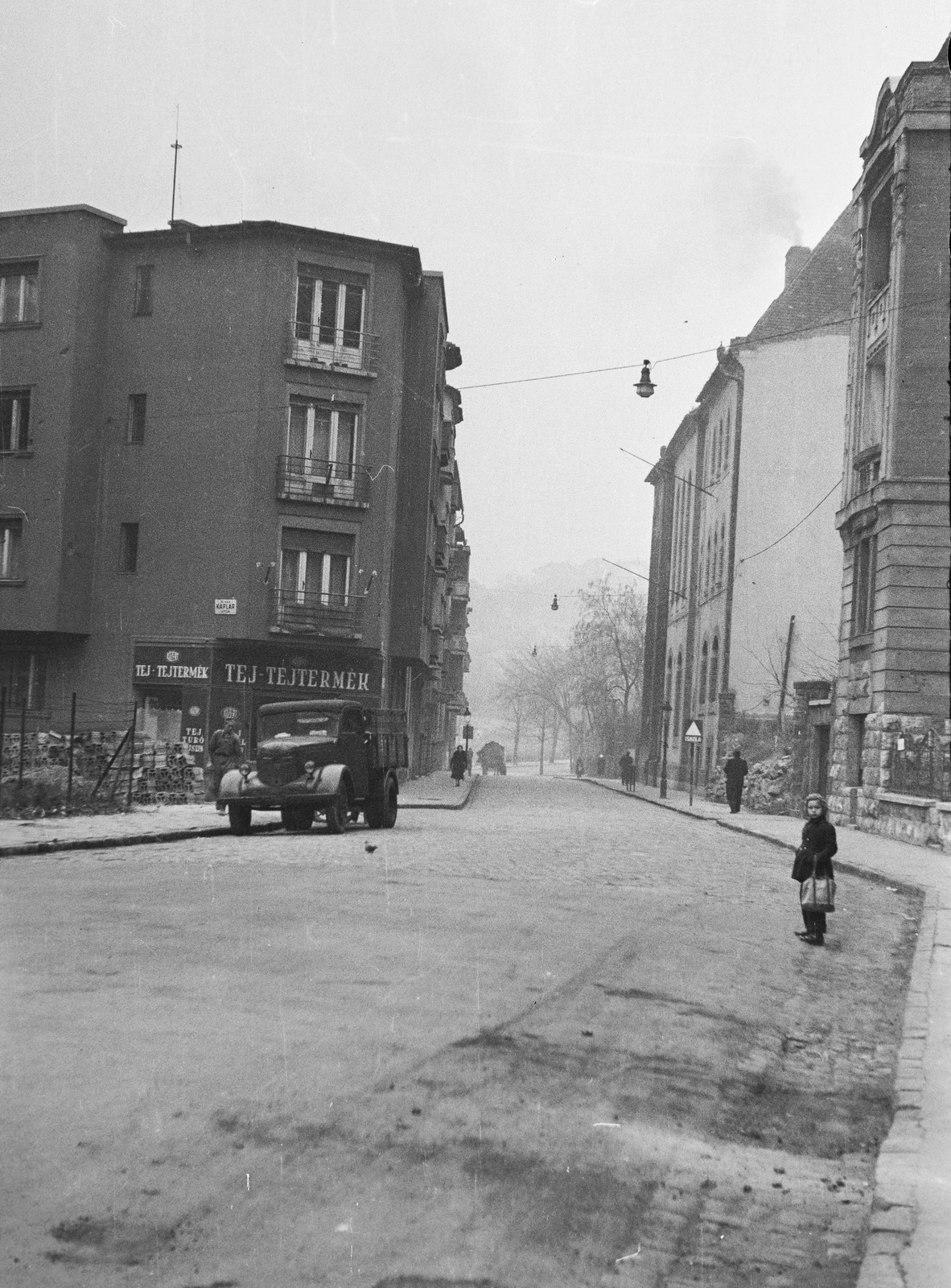 Hungary, Budapest II., Keleti Károly utca a Marczibányi tér felé nézve, balra a Tizedes (Káplár) utca torkolata., 1955, Reményi József, street view, commercial vehicle, street name sign, dairy, Budapest, Phänomen-brand, Fortepan #258733