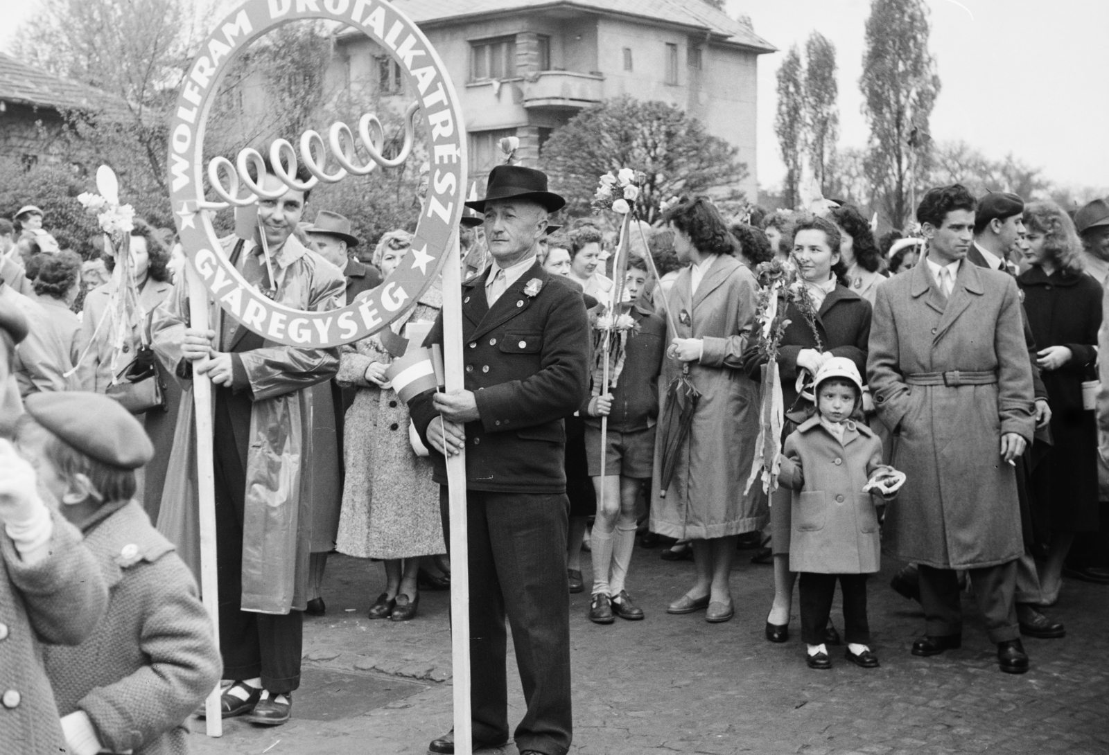 Hungary, Budapest XIV., Hungária körút, a május 1- felvonulás résztvevői mögött a Mimóza utca 14. számú ház látható., 1955, Reményi József, march, Budapest, Fortepan #258739