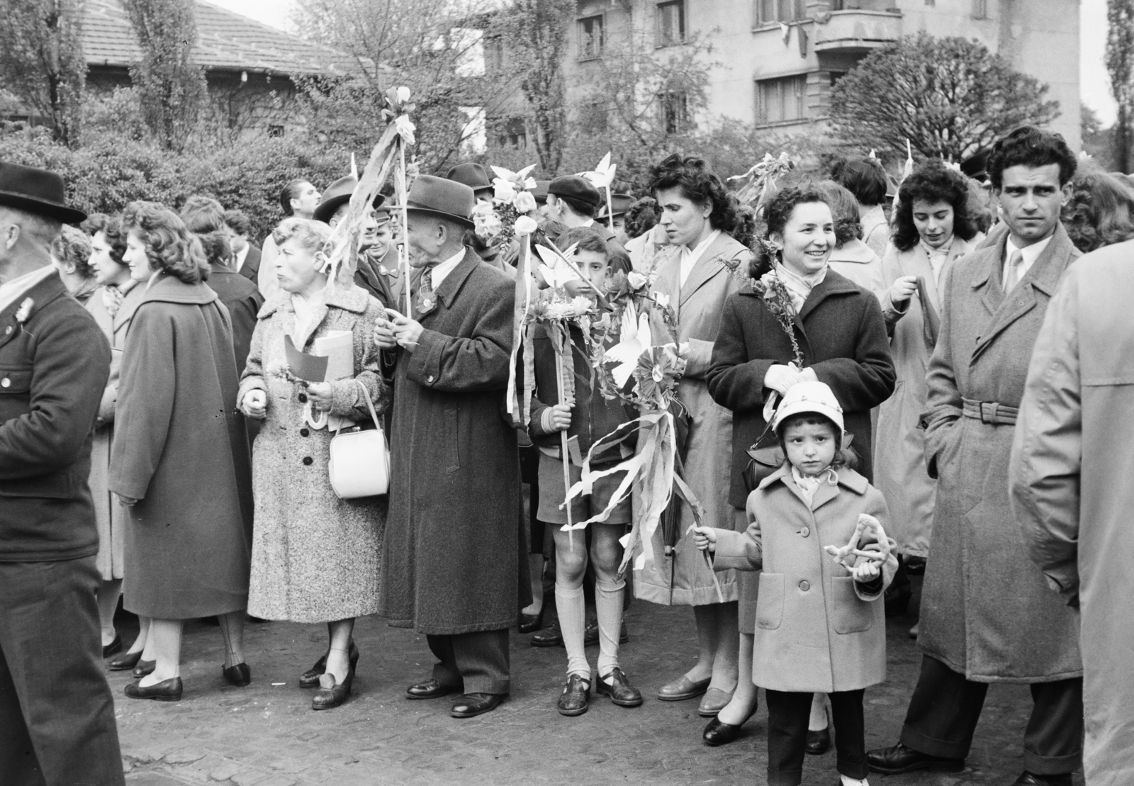 Hungary, Budapest XIV., Hungária körút, a május 1- felvonulás résztvevői mögött jobbra a Mimóza utca 14. számú ház látható., 1955, Reményi József, girl, march, maypole, pretzel, Budapest, Fortepan #258740