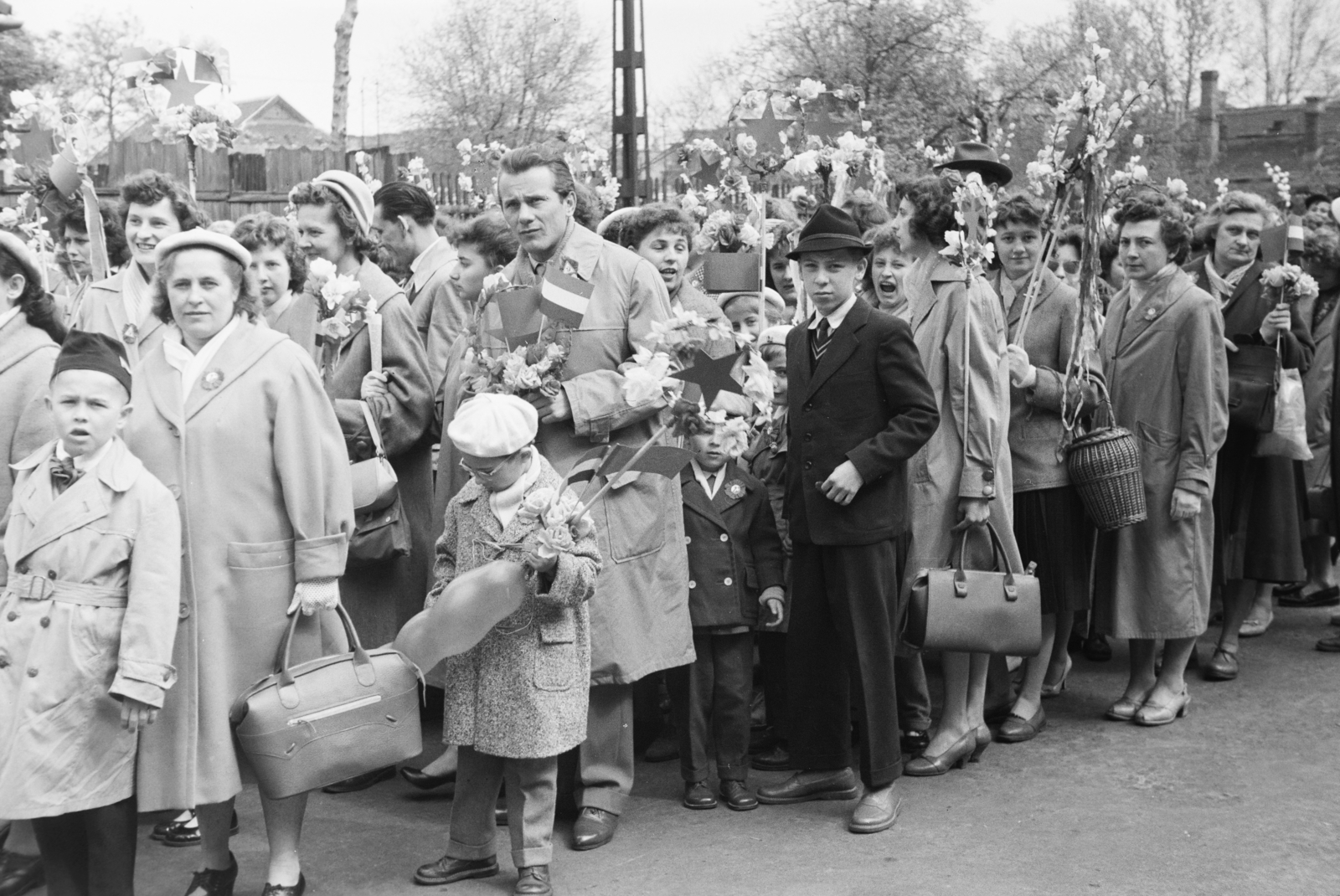 Hungary, Budapest XIV., Ajtósi Dürer sor, május 1- felvonulás résztvevői a Hungária körút közelében., 1955, Reményi József, baloon, mass, boys, wicker bag, maypole, paper flags, Budapest, Fortepan #258742