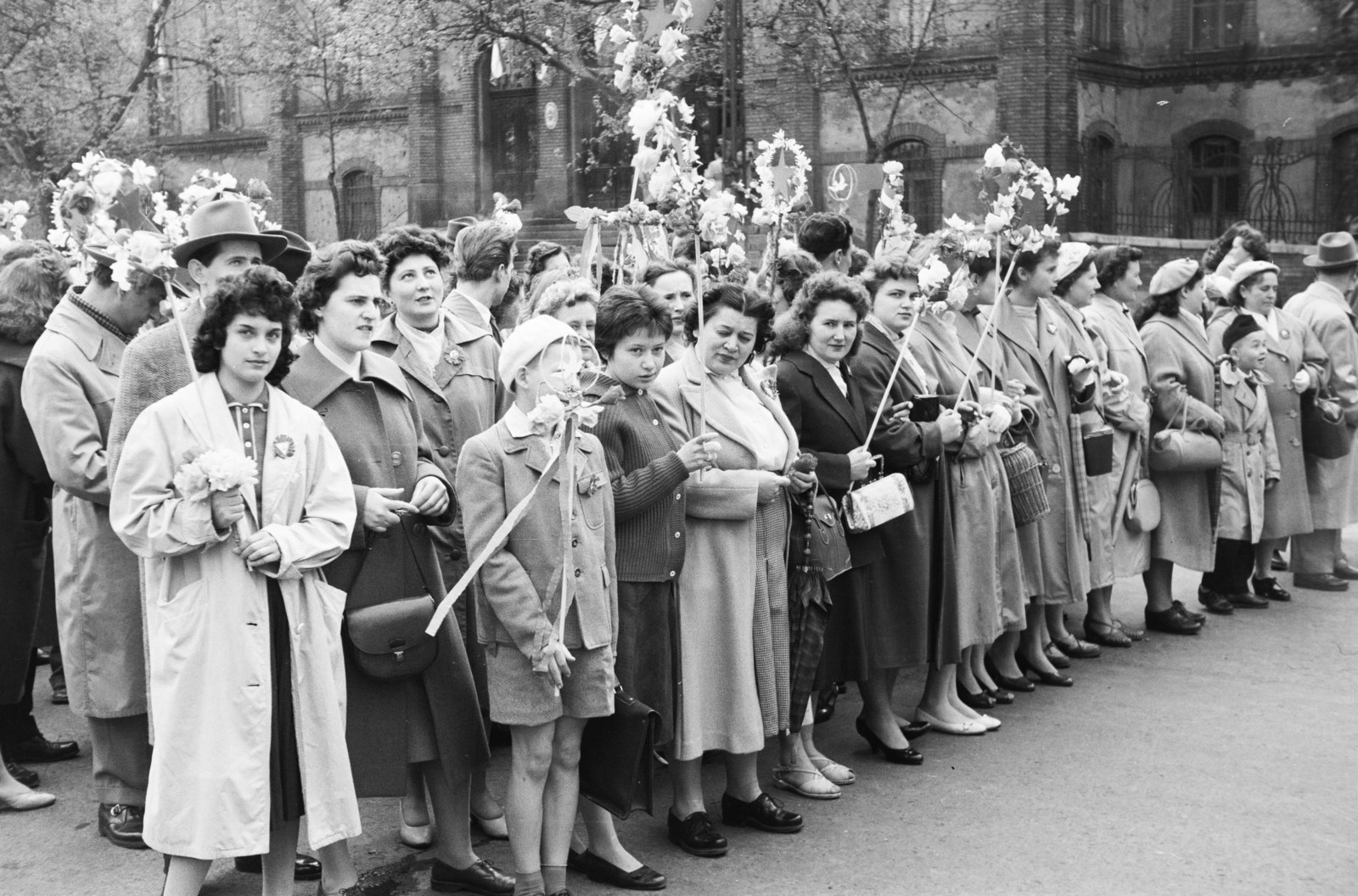 Hungary, Budapest XIV., Ajtósi Dürer sor, május 1- felvonulás résztvevői a Teleki Blanka gimnázium előtt., 1955, Reményi József, women, march, maypole, Budapest, Fortepan #258744