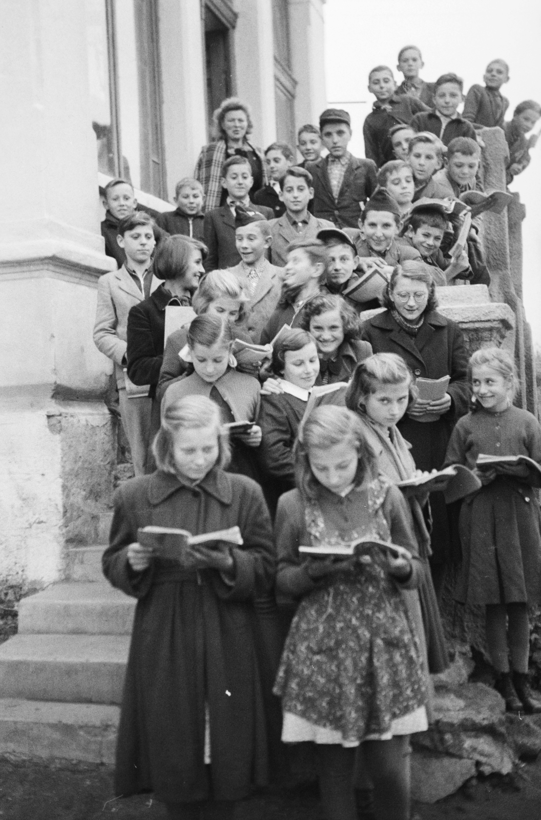 Hungary, Kinizsi Pál utca 1., Elek-kastély., 1953, Reményi József, reading, kids, stairs, Fortepan #258749
