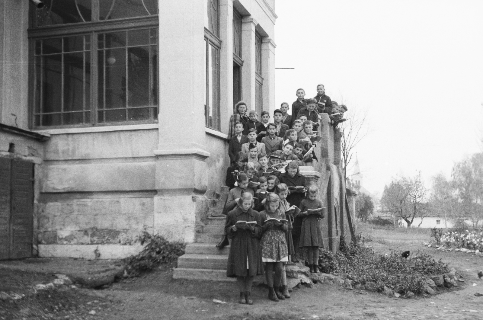 Hungary, Kinizsi Pál utca 1., Elek-kastély. Háttérben a Sarlós Boldogasszony-templom a Boldogasszony téren., 1953, Reményi József, reading, kids, stairs, yard, castle, Fortepan #258750