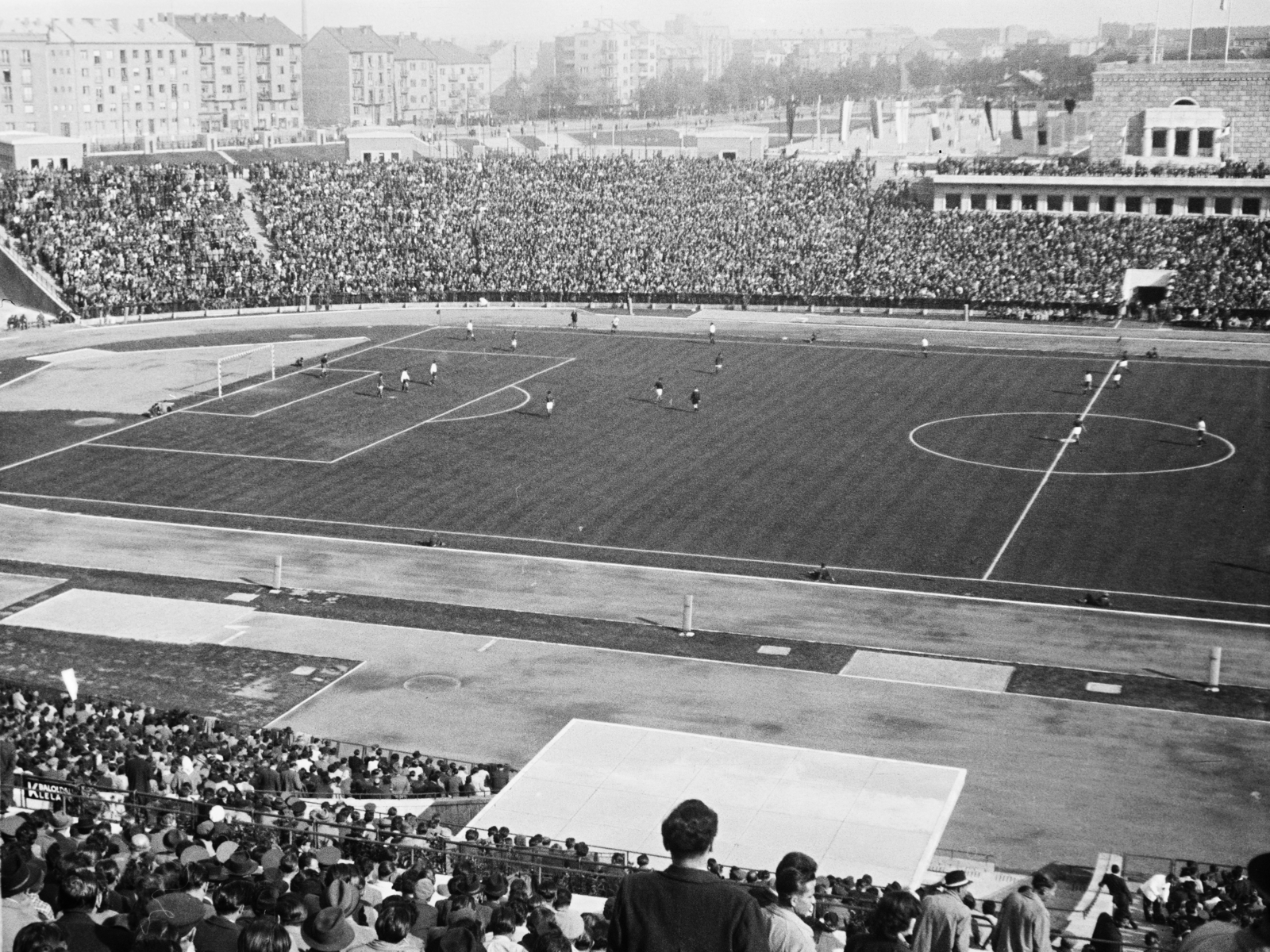 Magyarország, Népstadion, Budapest XIV., háttérben a Stefánia (Vorosilov) út házsora., 1960, Reményi József, labdarúgás, tömeg, stadion, Budapest, Fortepan #258761