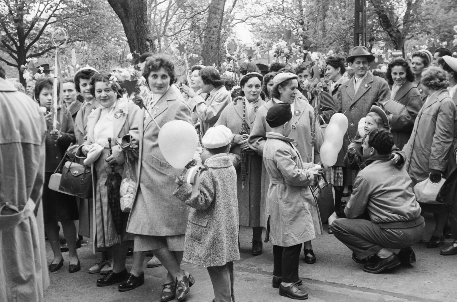 Hungary, Budapest XIV., Ajtósi Dürer sor, május 1-i felvonulás résztvevői., 1959, Reményi József, march, kids, baloon, Budapest, Fortepan #258763