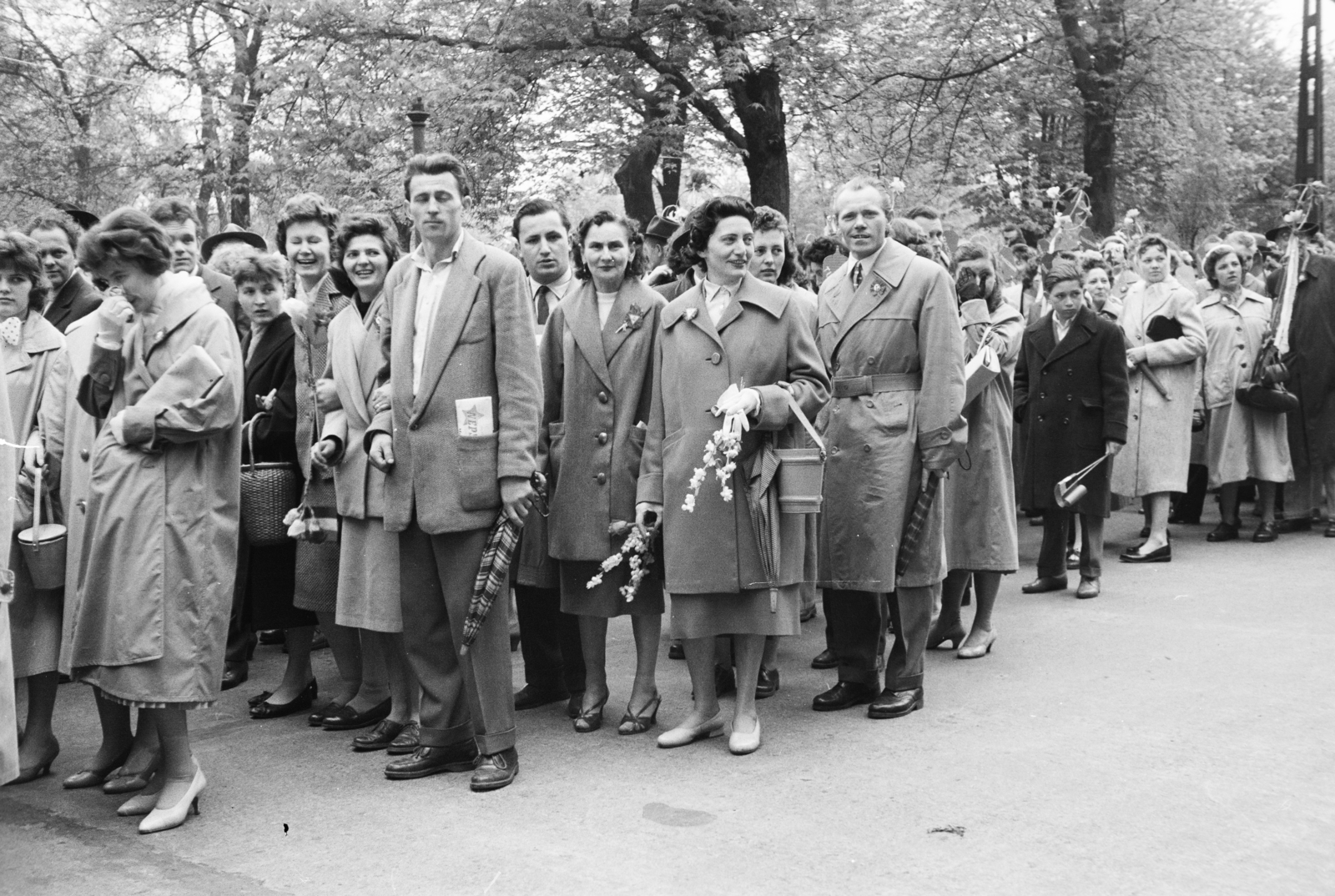 Magyarország, Városliget, Budapest XIV., Ajtósi Dürer sor, május 1-i felvonulás résztvevői., 1959, Reményi József, felvonulás, tömeg, Budapest, Fortepan #258765