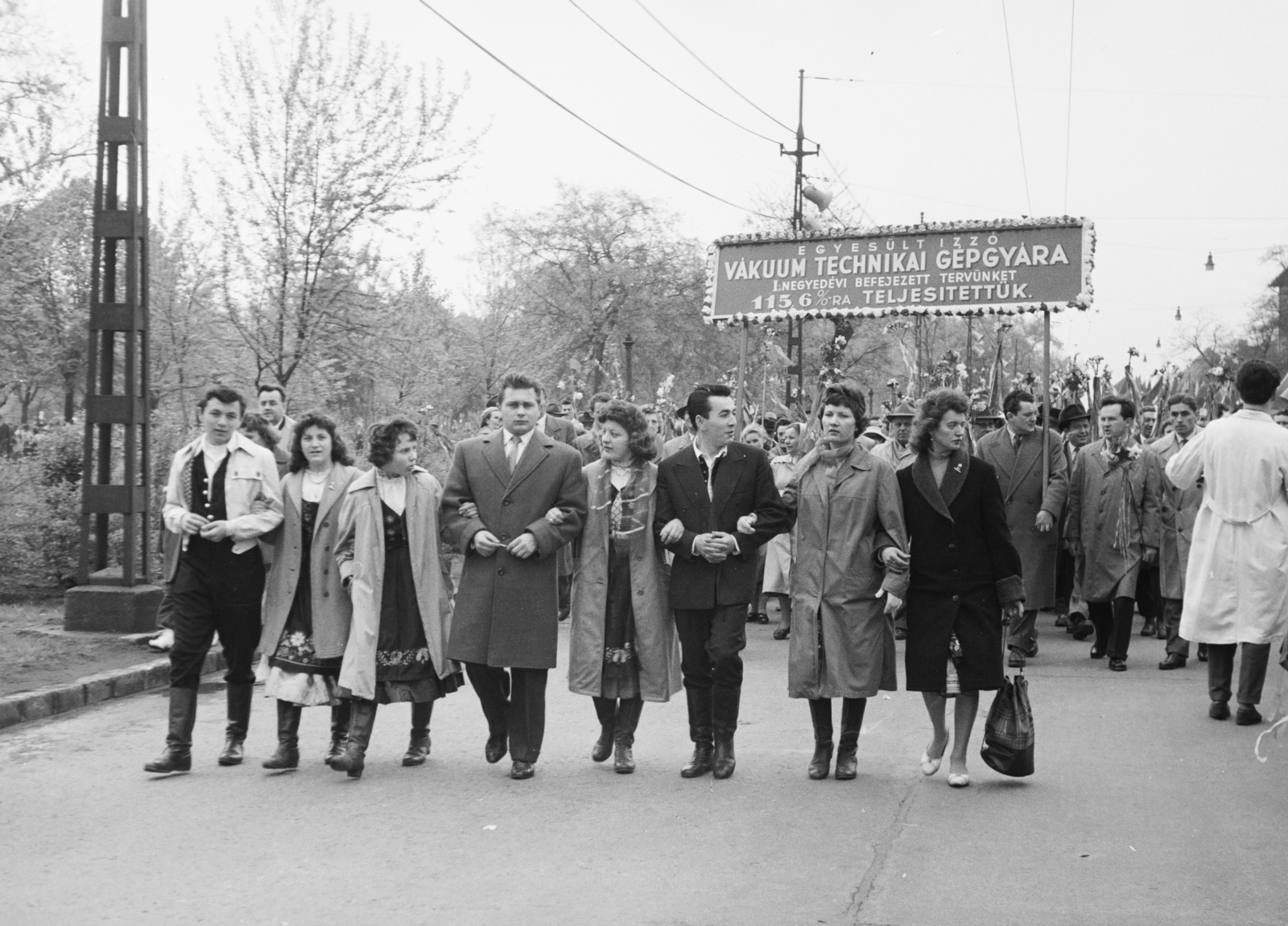 Magyarország, Városliget, Budapest XIV., Ajtósi Dürer sor, május 1-i felvonulás, az Egyesült Izzó Vákuum Technikai Gépgyárának dolgozói., 1959, Reményi József, felvonulás, kart karba öltve, Budapest, Fortepan #258767