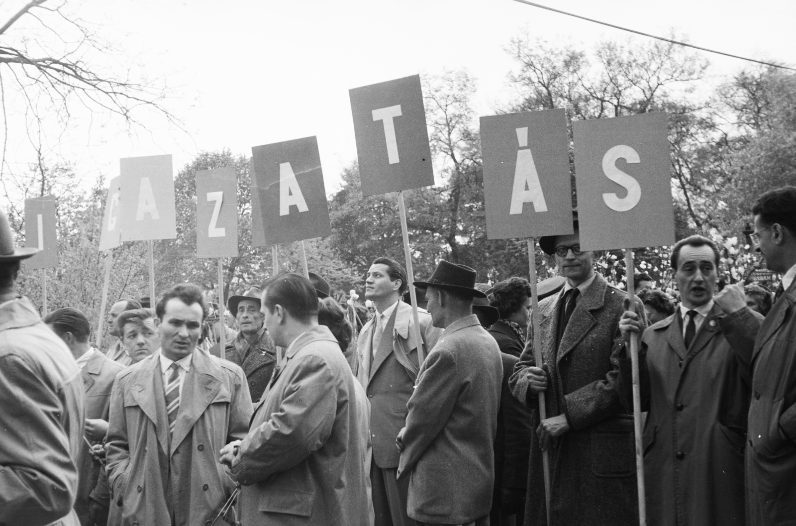 Magyarország, Városliget, Budapest XIV., Ajtósi Dürer sor, május 1-i felvonulás résztvevői., 1959, Reményi József, felvonulás, tábla, Budapest, Best of, Fortepan #258768