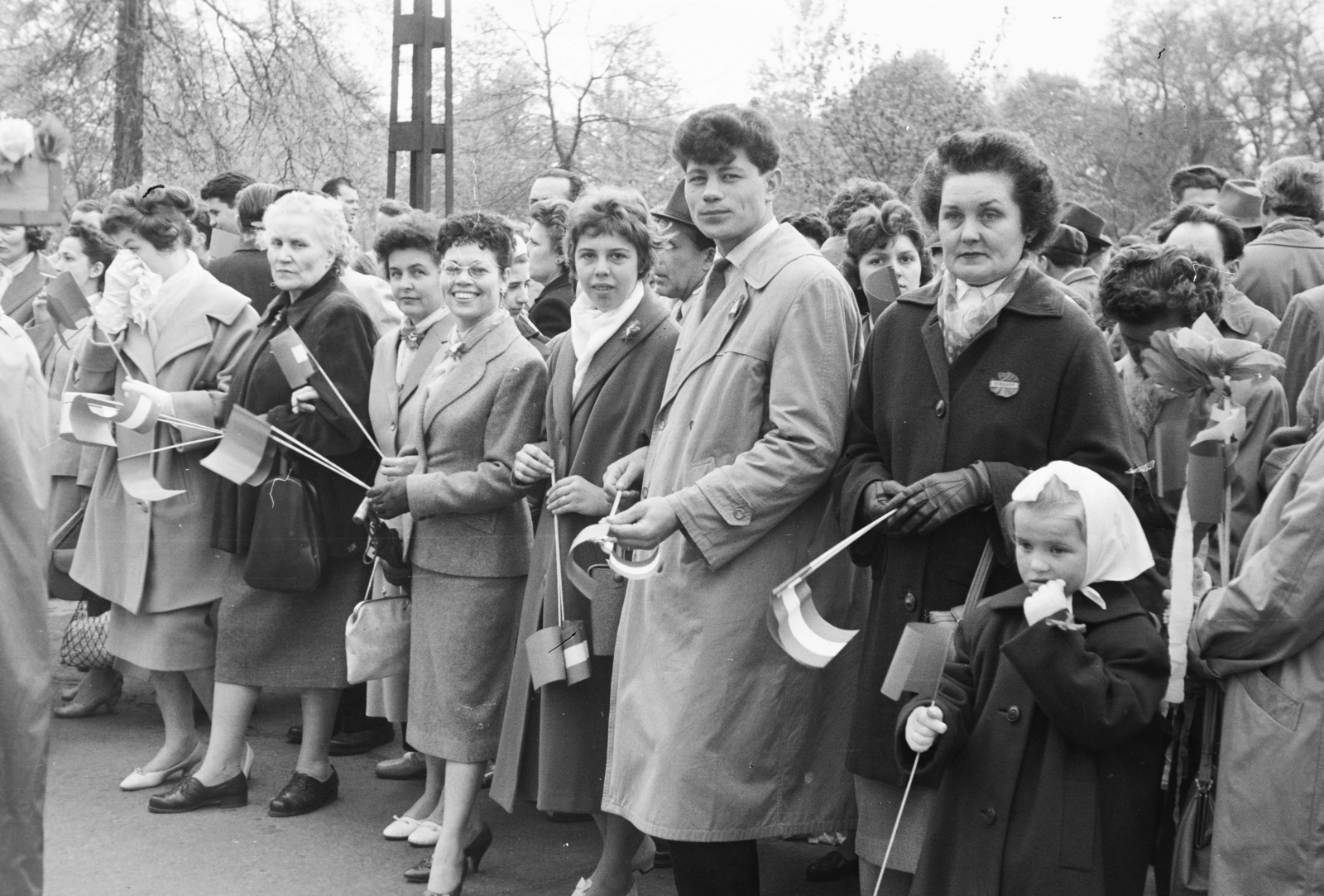 Hungary, Budapest XIV., Ajtósi Dürer sor, május 1-i felvonulás résztvevői., 1959, Reményi József, march, paper flags, Budapest, Fortepan #258770