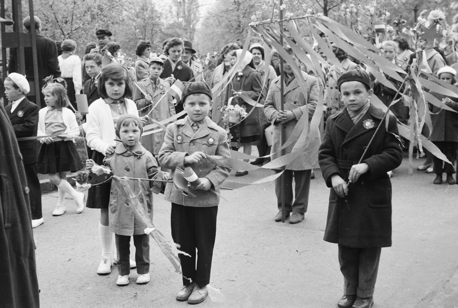 Hungary, Budapest XIV., Ajtósi Dürer sor, május 1-i felvonulás résztvevői., 1959, Reményi József, march, cockade, sash, kids, Budapest, Fortepan #258771