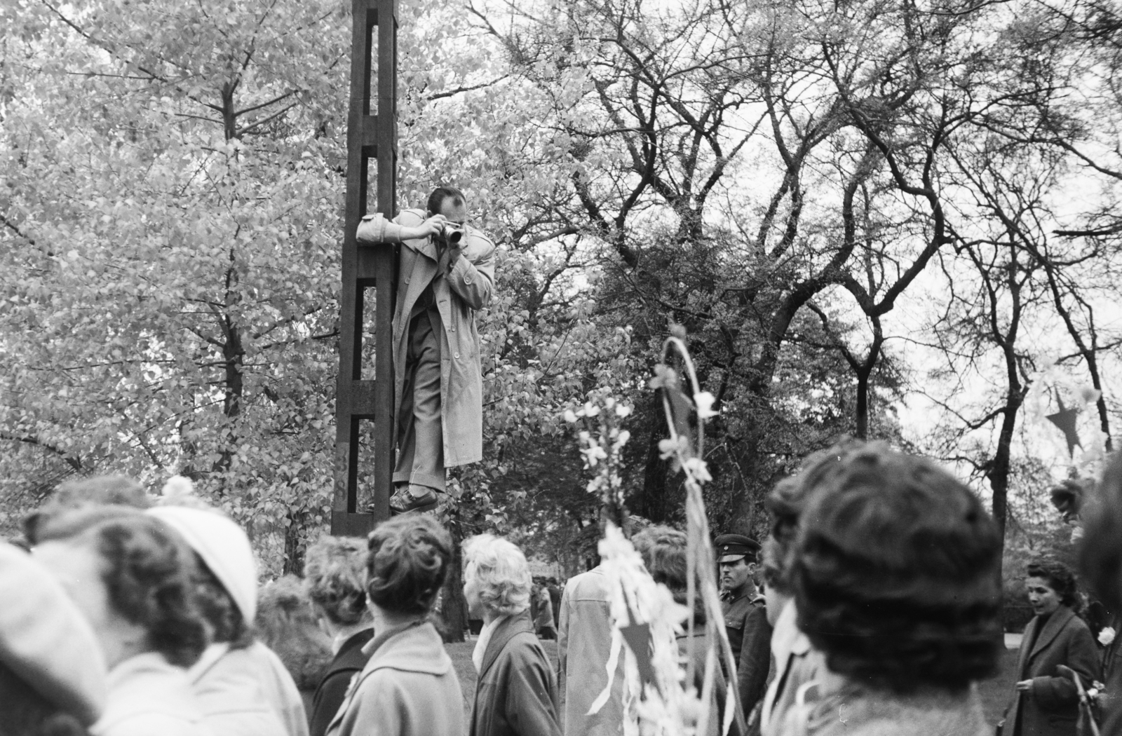 Magyarország, Városliget, Budapest XIV., Ajtósi Dürer sor, május 1-i felvonulás résztvevői., 1959, Reményi József, felvonulás, leleményes, fotózás, Budapest, Fortepan #258774