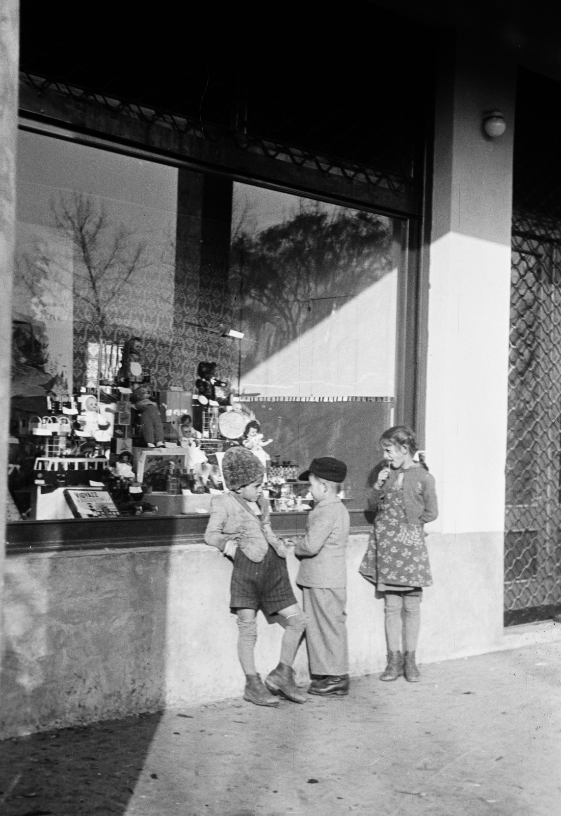 Hungary, a felvétel a mai Kétezer-egy téren készült., 1952, Reményi József, toy animal, toy doll, Show window, kids, Fortepan #258780