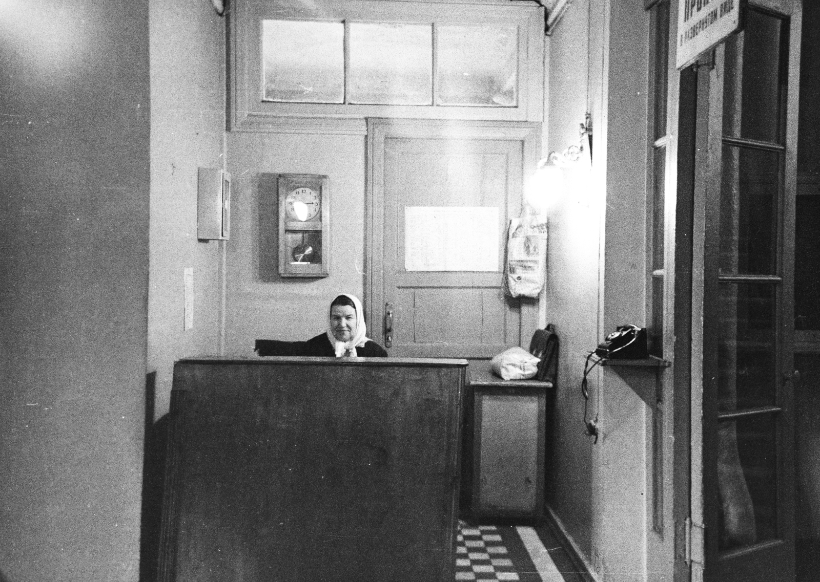 Oroszország, Moszkva, 1970, Reményi József, fejkendő, telefon, porta, falióra, Szovjetunió, Fortepan #258795