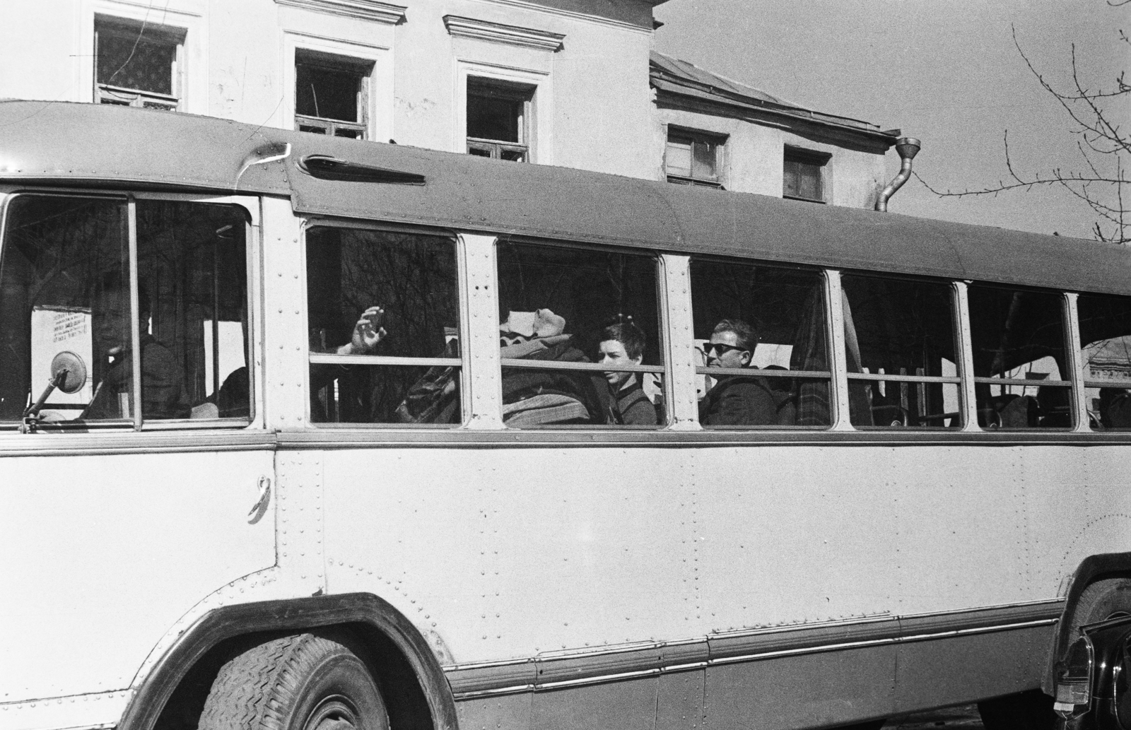Oroszország, Moszkva, Lavrusinszkij pereulok, parkoló autóbusz a Tretyakov Képtár előtt., 1970, Reményi József, Szovjetunió, Fortepan #258802