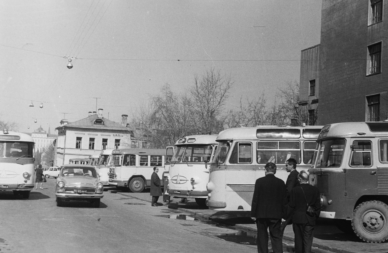 Oroszország, Moszkva, Lavrusinszkij pereulok, autóbusz parkoló a Tretyakov Képtár előtt, balra a háttérben a Nagy Kreml-palota., 1970, Reményi József, Szovjetunió, Fortepan #258804