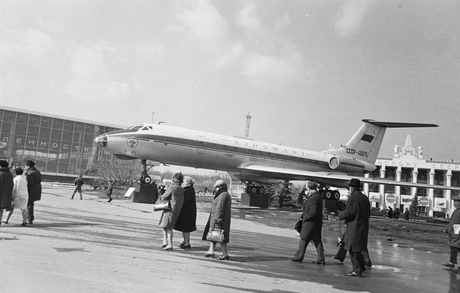 Oroszország, Moszkva, Népgazdaság Eredményeinek Kiállítása (később Összoroszországi Kiállítási Központ). A TU-134 típusú sugárhajtású utasszállító repülőgép prototipusa (még Tu-124A volt, és a lajstromjele, CCCP-45075 a Tu-124 repülőgépek számozásához igazodott)., 1970, Reményi József, Szovjetunió, Fortepan #258806