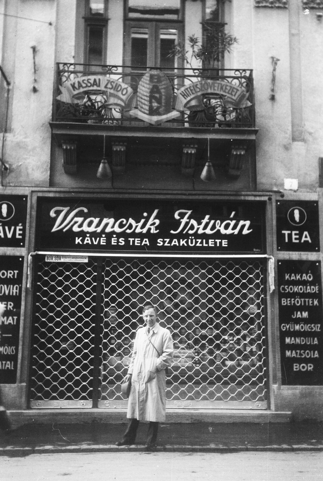 Szlovákia, Kassa, Malom utca (Mlynská ulica) 7., 1942, Reményi József, erkély, reklám, kávé-tea üzlet, rács, üzletportál, zárvatartás, Fortepan #258812