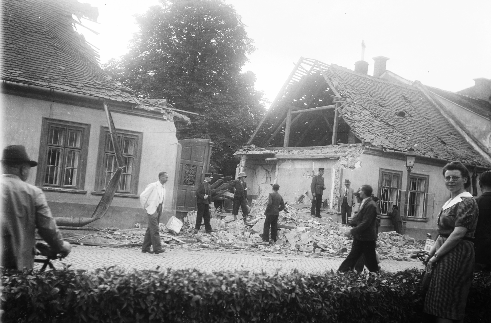 Slovakia, Košice, Bethlen Gábor körút (Kuzmányho ulica)-i házak az 1941. június 26.-i bombázás után., 1941, Reményi József, damaged building, armband, Hungarian soldier, cop, air defense, Fortepan #258815