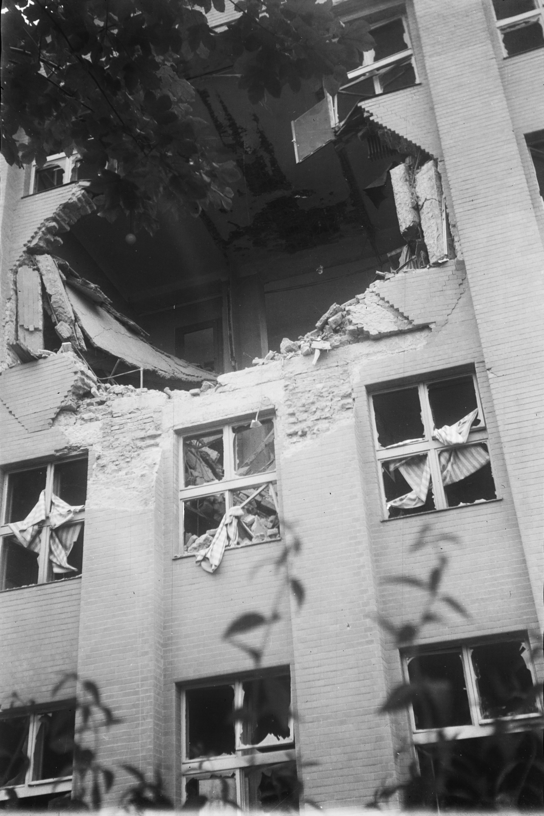 Slovakia, Košice, Rákóczi körút (Moyzesova ulica), a Postapalota keleti fala az 1941. június 26.-i bombázás után., 1941, Reményi József, damaged building, Fortepan #258816