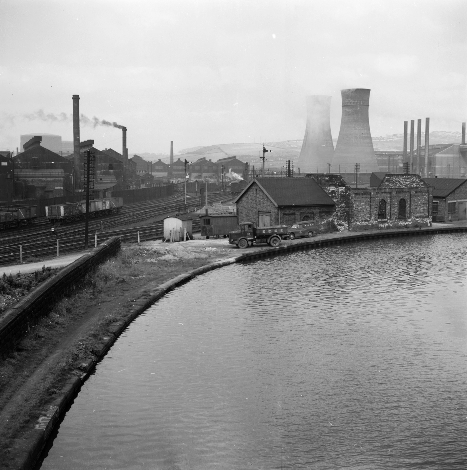 United Kingdom, Sheffield, balra az acélgyár (Sheffield’s Steel), jobbra a Blackburn Meadows-i erőmű Tinsley hűtőtornyai. Előtérben a Don / Dun folyó., 1956, UWM Libraries, picture, photo aspect ratio: square, railway, cooling tower, chimney, Fortepan #258836