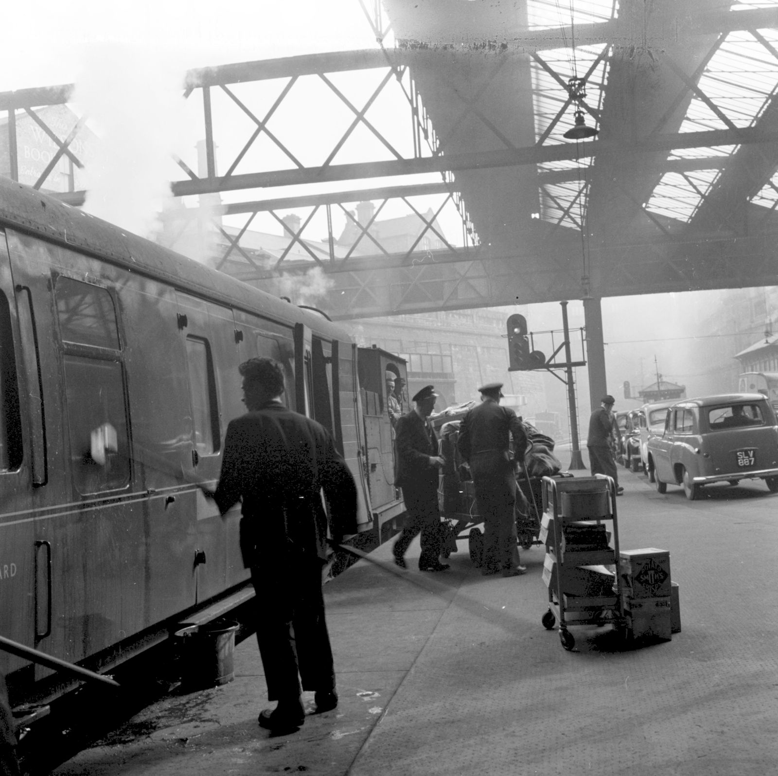 United Kingdom, Liverpool Central High Level vasútállomás, szemben a háttérben a Renshaw Street épületei., 1956, UWM Libraries, packet, carrier, cleaning, window cleaning, train station, photo aspect ratio: square, Fortepan #258838