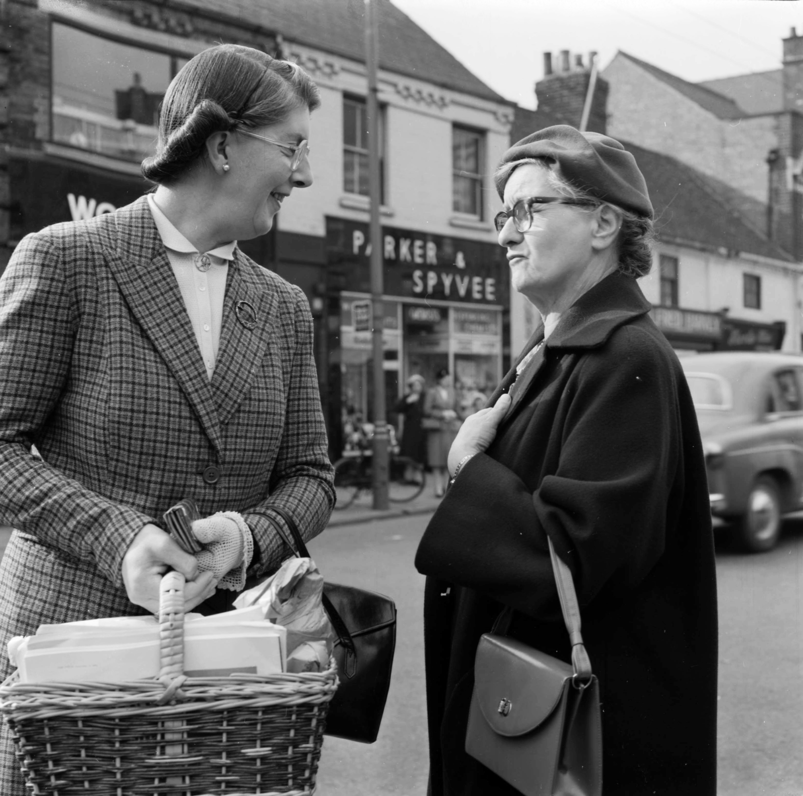 United Kingdom, Bethlehem Street az Old Market Place-nál., 1956, UWM Libraries, Best of, hairdo, photo aspect ratio: square, women, handbag, basket, wallet, glasses, wickerwork, Fortepan #258842