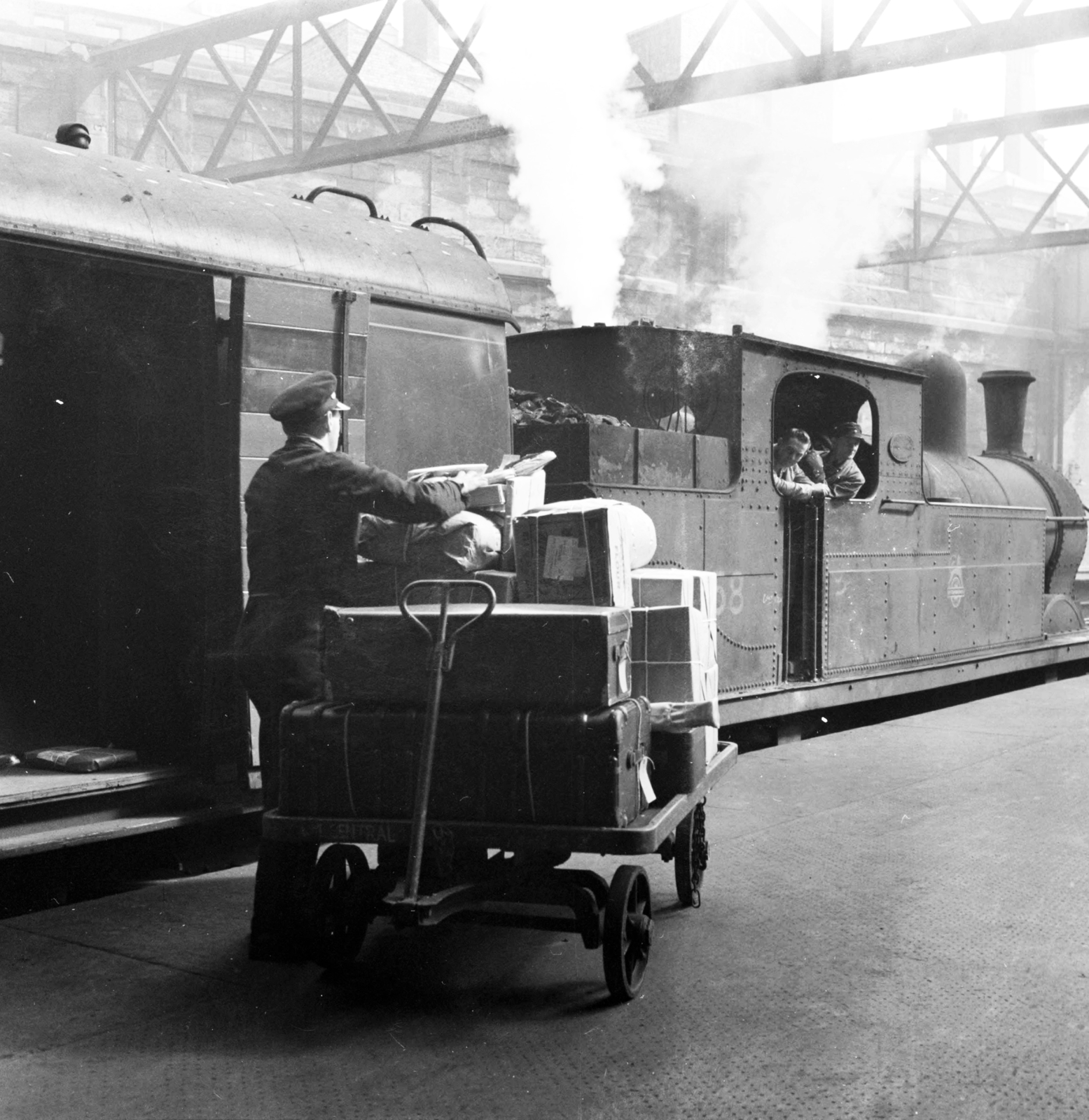 United Kingdom, Liverpool Central High Level vasútállomás., 1956, UWM Libraries, steam locomotive, packet, handbarrow, photo aspect ratio: square, Fortepan #258850
