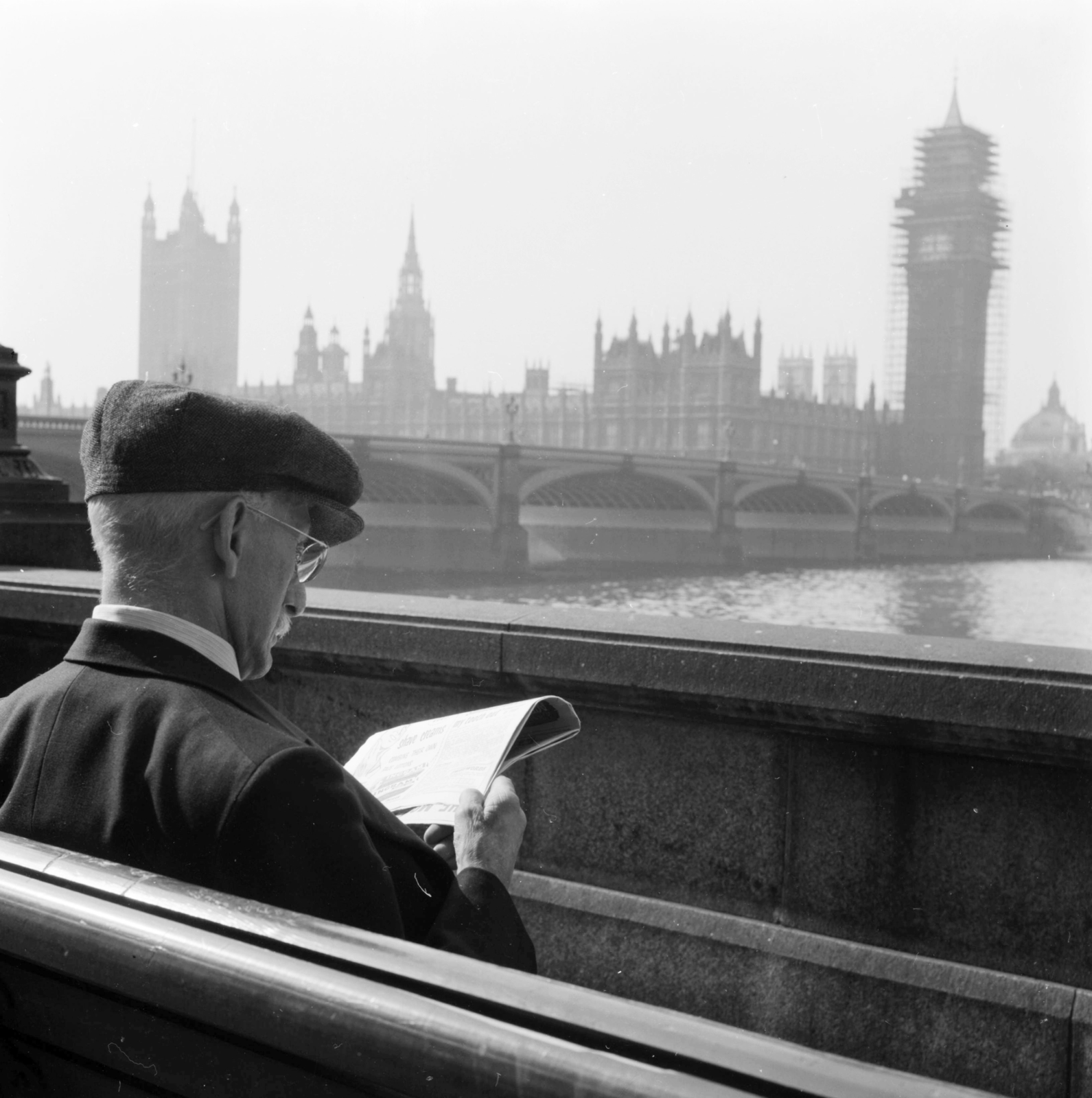 United Kingdom, London, háttérben a Westminster híd, a Parlament és a Big Ben., 1956, UWM Libraries, reading, photo aspect ratio: square, Fortepan #258853
