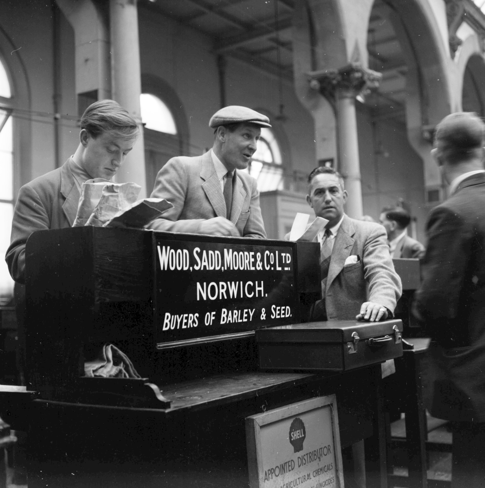United Kingdom, Abbeygate Street 57., Gabonatőzsde., 1956, UWM Libraries, English sign, men, photo aspect ratio: square, attaché case, enamel sign, Fortepan #258859