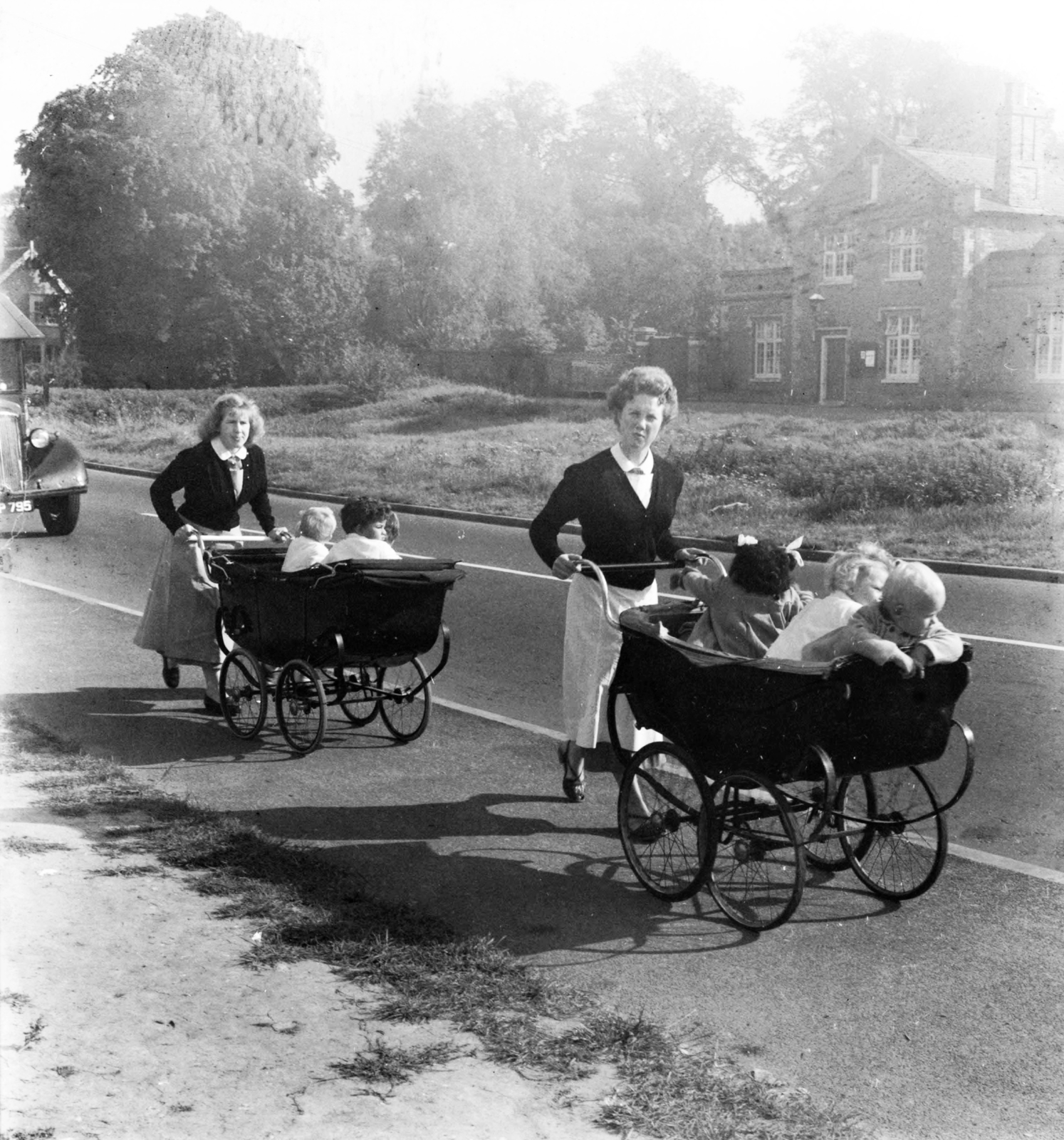 United Kingdom, 1956, UWM Libraries, Best of, baby carriage, photo aspect ratio: square, shadow, nursery, Fortepan #258862