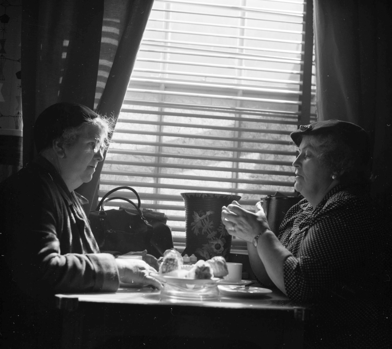 United Kingdom, 1956, UWM Libraries, Best of, cap, women, window, sunshine, plate, dotted dress, backlight, Fortepan #258879