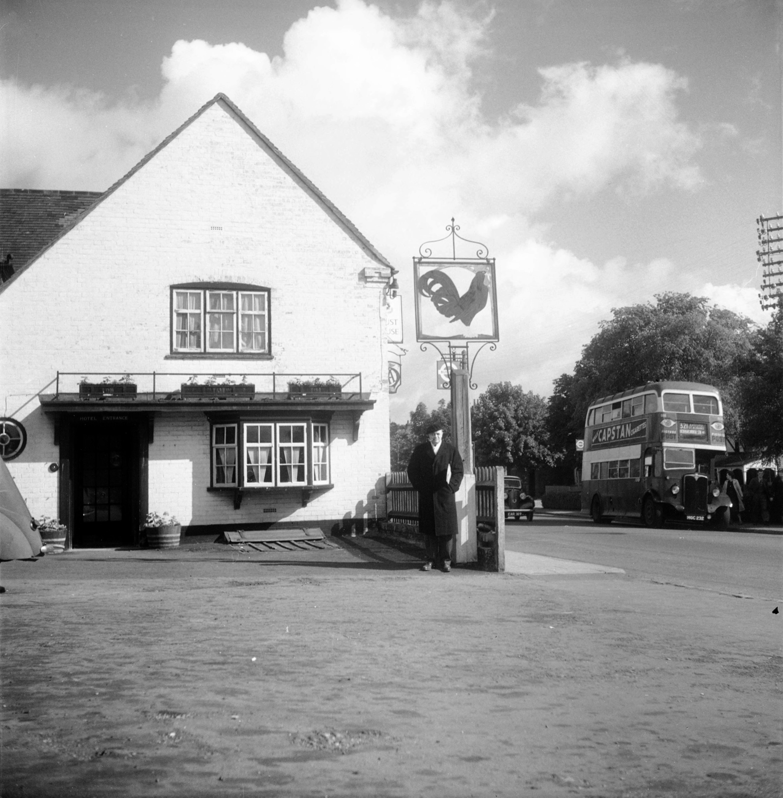 Egyesült Királyság, Harpenden, High Street 585., The Old Cock Inn., 1948, UWM Libraries, Robert Larimore Pendleton, utcakép, lakóház, emeletes autóbusz, Fortepan #258889