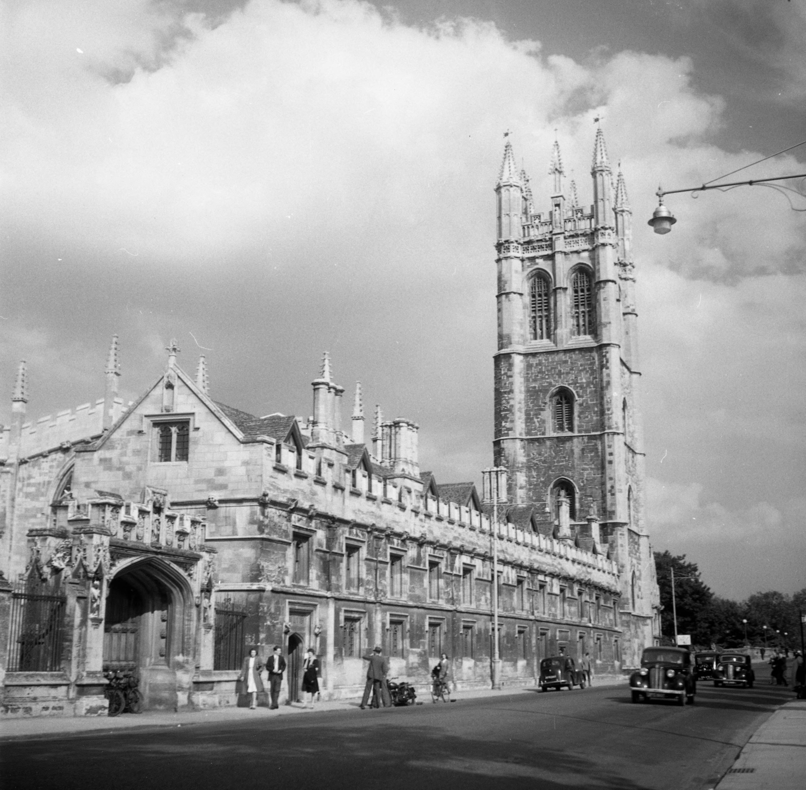 Egyesült Királyság, Oxford, High Street, balra a Magdalen College., 1948, UWM Libraries, Robert Larimore Pendleton, utcakép, automobil, Fortepan #258892