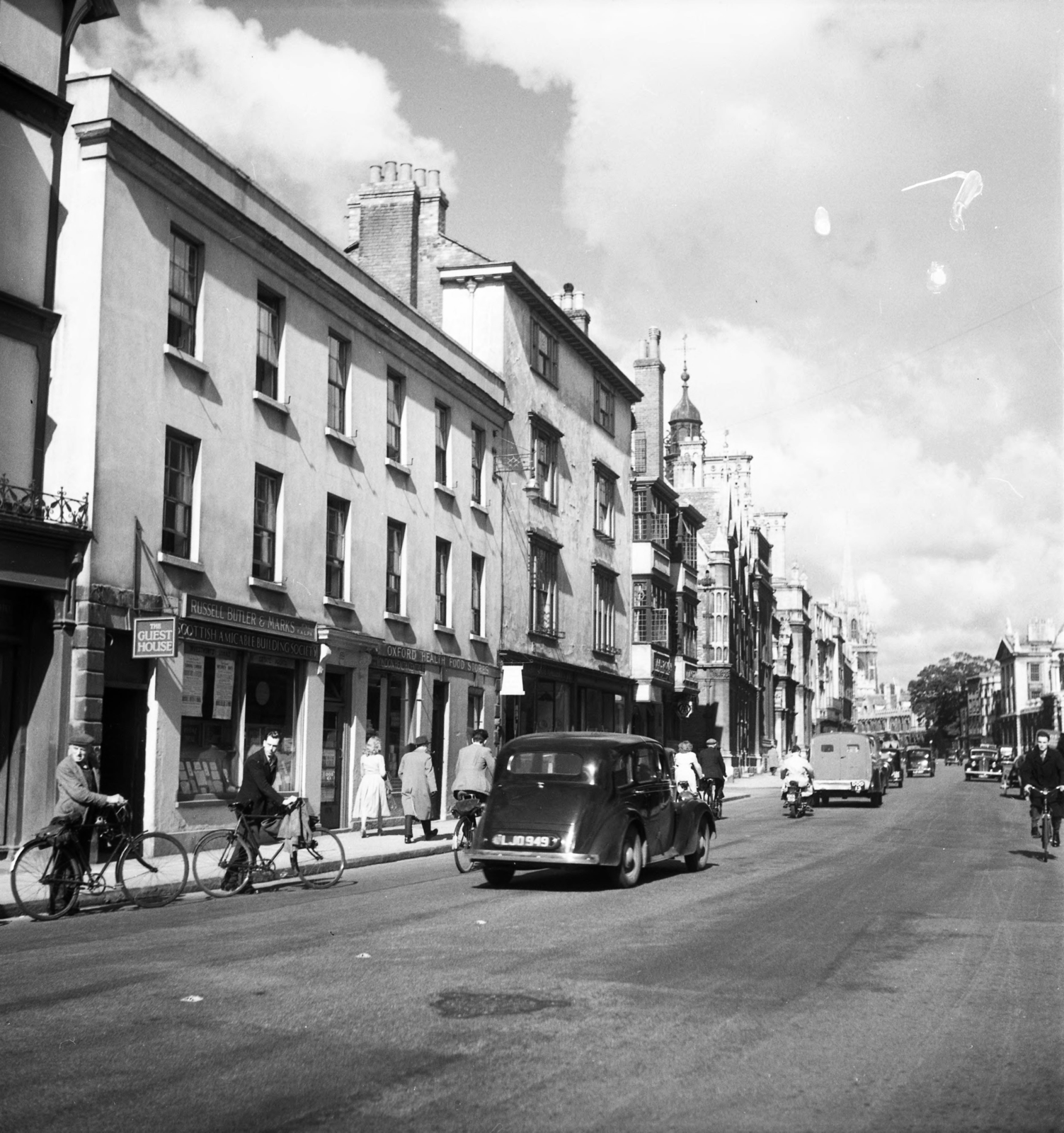 Egyesült Királyság, Oxford, High Street, balra a 69-70. számú épület, középen a világos személyautónál a Merton Street torkolata., 1948, UWM Libraries, Robert Larimore Pendleton, kerékpár, utcakép, automobil, Fortepan #258896