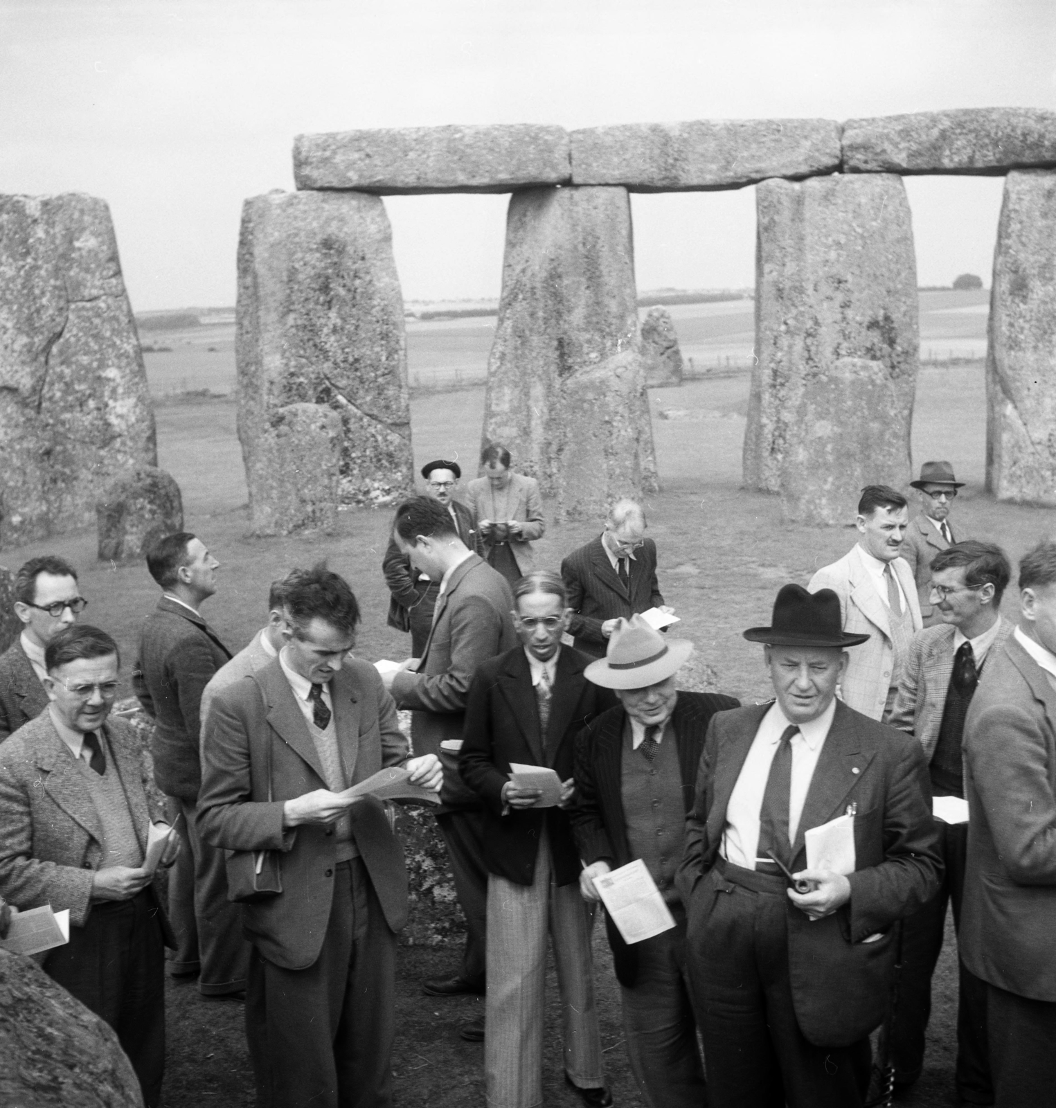 Egyesült Királyság, Wiltshire, Stonehenge., 1948, UWM Libraries, Robert Larimore Pendleton, úriember, kíváncsiság, kőkapu, csillagvizsgáló, világörökség, álló kő, Fortepan #258901