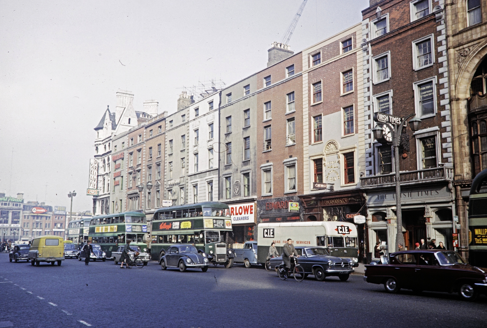 Írország, Dublin, a Westmoreland Street az Aston Quay és a Fleet Street között., 1964, UWM Libraries, Harrison Forman, Fortepan #258902