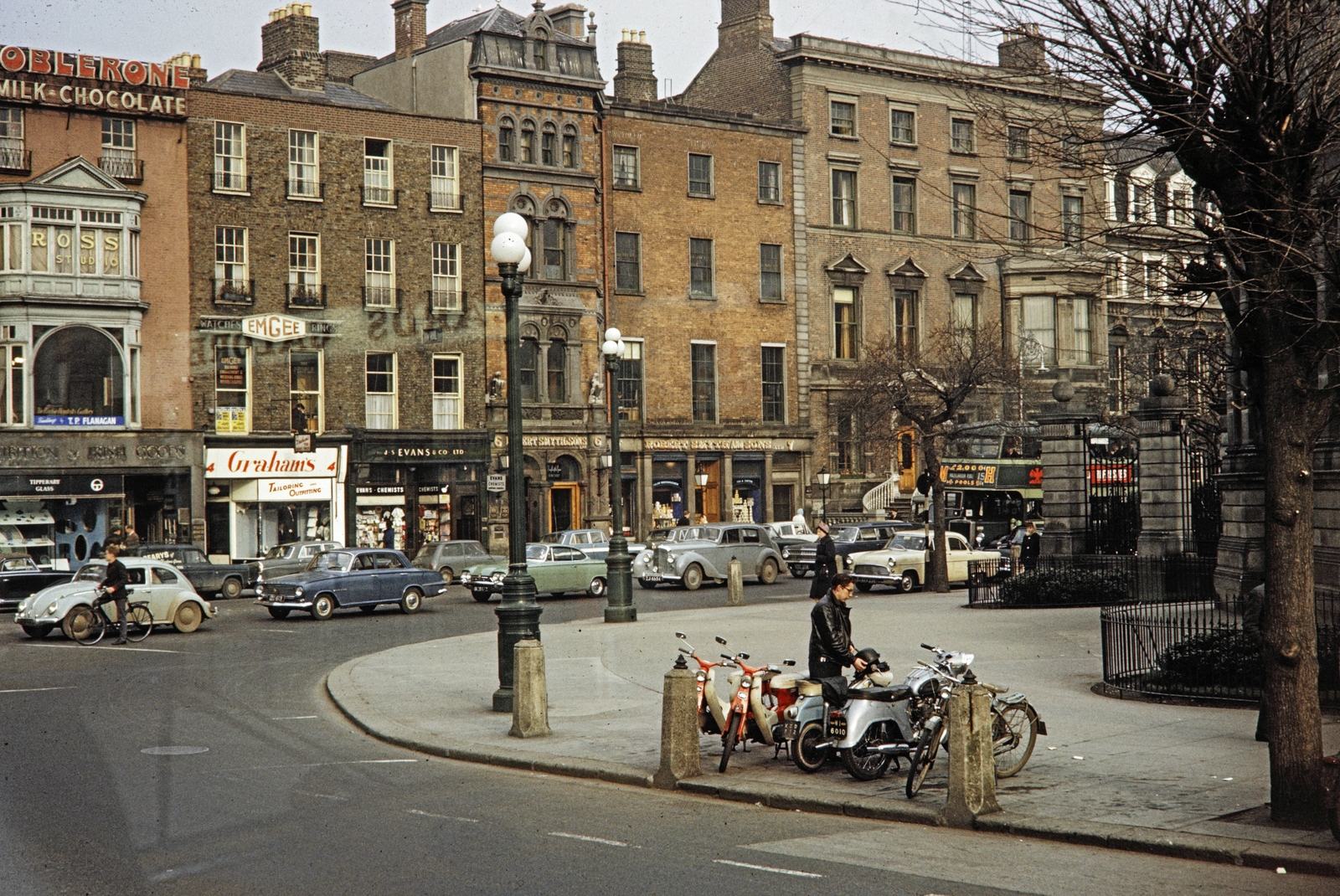 Írország, Dublin, St. Stephen's Green, jobbra a St. Stephen's Green Park főbejáratánál a második búr háborúban hősi halált halt dublini katonák emlékműve (Fusiliers' Arch)., 1964, UWM Libraries, Harrison Forman, csokoládé, kerékpár, Fortepan #258909